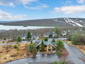 mountain cabin in Lake harmony - walk or drive to BB SKI and Lake, JACK FROST Ski mts with POOL, BEACH, LINENS, TOWELS, HOTTUB, GAMES, GRILL